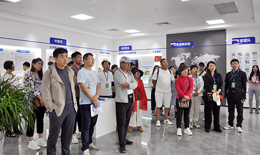 内蒙古兴安盟现代生物育种手艺人才实力提升专题研修班莅临尊龙凯时集团考察交流