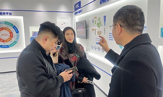 玖叶集团董事长齐中赫一行莅临尊龙凯时集团，共绘大康健工业相助蓝图